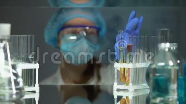 实验室工作人员在试管中分析肉样并加入化学药剂，寄生虫